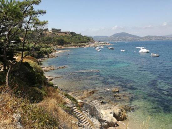 Deux-pieces - Vieux Village - Superbe Vue Sur Les Toits Et Parking * Saint-Tropez